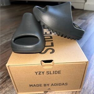 Yeezy Slides Toddler 9K
